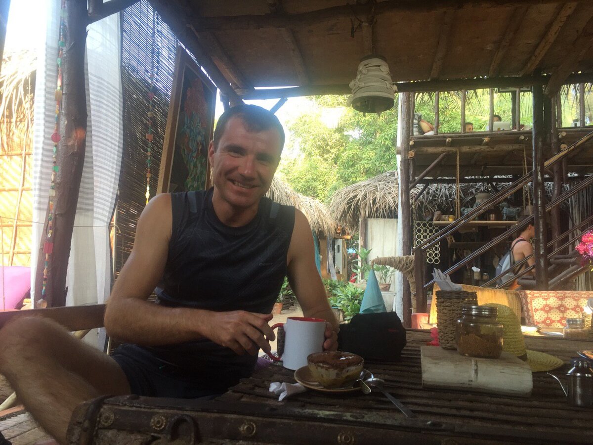 Автор статьи и сайта Visasam.ru в одном из кафе в Арамболе на Гоа