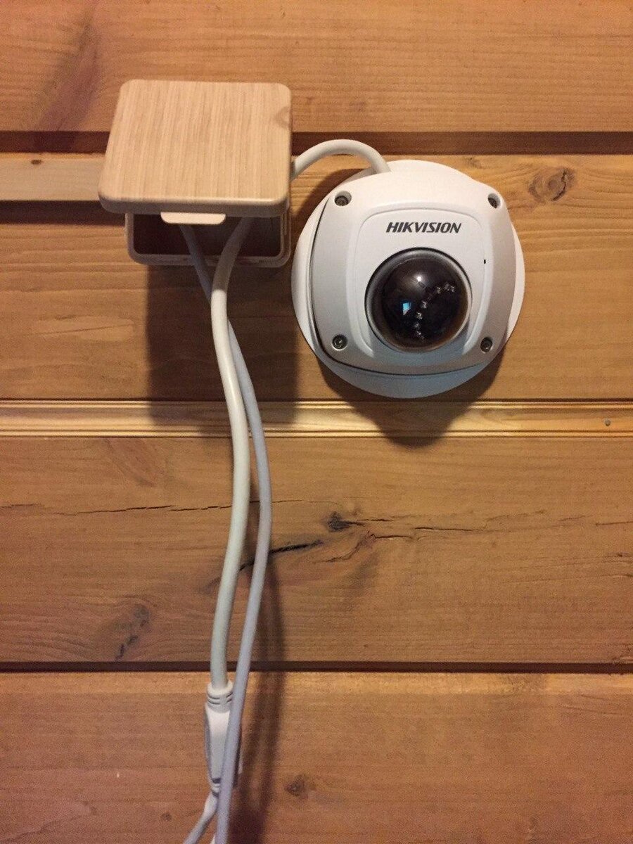 Прокладка кабеля в коробе и внешняя монтажная коробка неизбежно испортит вид