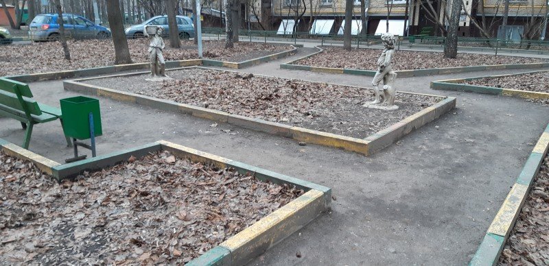  Бордюр вдоль дорожек во дворе дома 44 к. 1 11-я Парковая, который будет заменен. Фото: https://sev-izm.livejournal.com