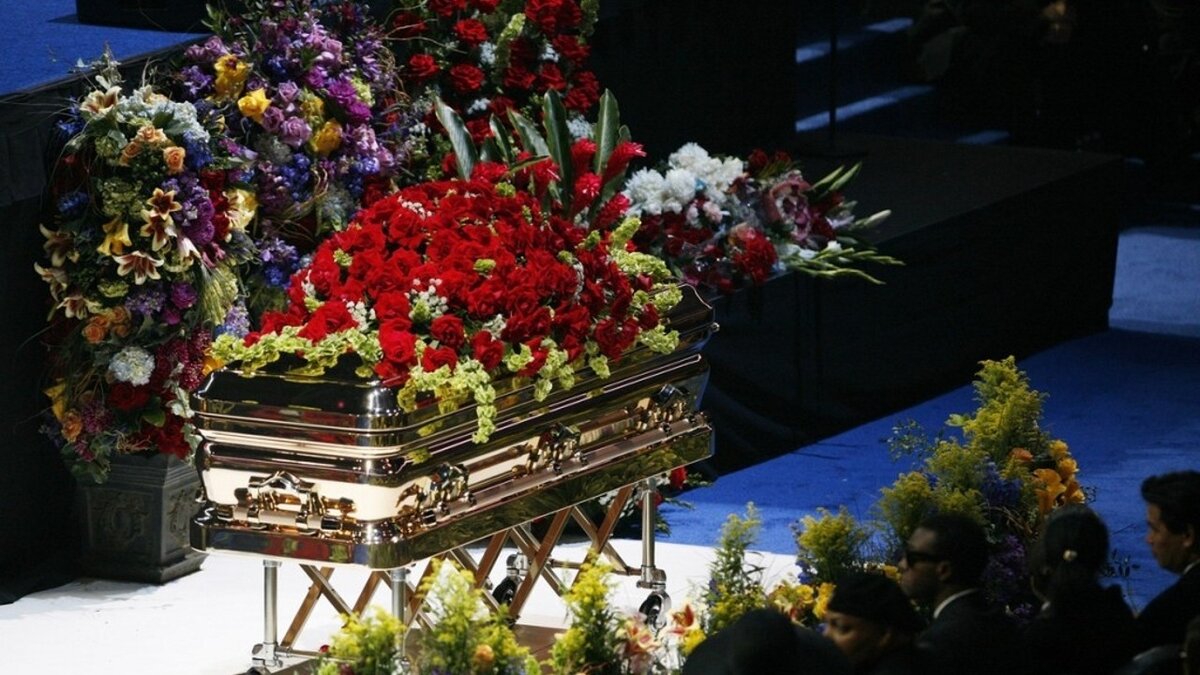 Король поп-музыки был похоронен в позолоченном гробу, а стоимость склепа оценивалась в два миллиона долларов.-2