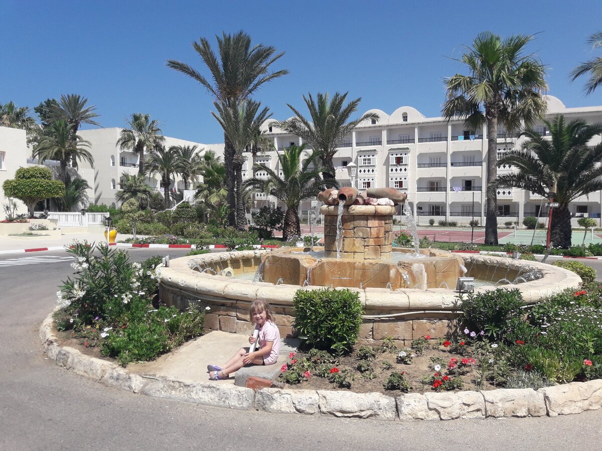 Фонтанчик перед входом в отель Houda Golf & Beach Club 3* . Фото из личного архива.