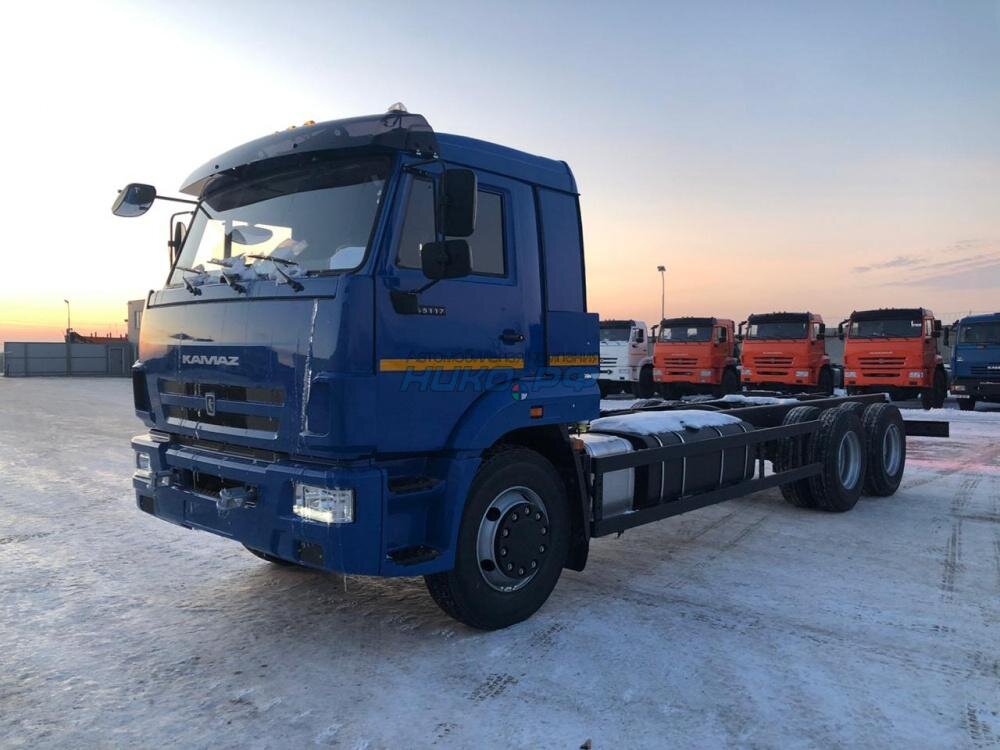 На фото шасси 65117-3010-50: МКБ, МОБ,дв. КАМАЗ 740.705-300 (Е-5), ТНВД BOSCH, система нейтрализ. ОГ(AdBlue), ДЗК, аэродинам.козырек, тахограф российского стандарта с блоком СКЗИ.