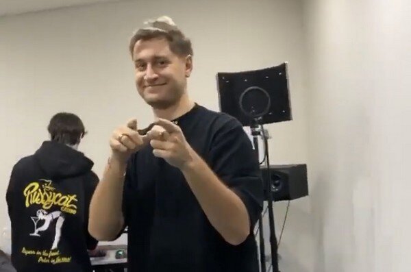 Давид показал кольцо на пальце.