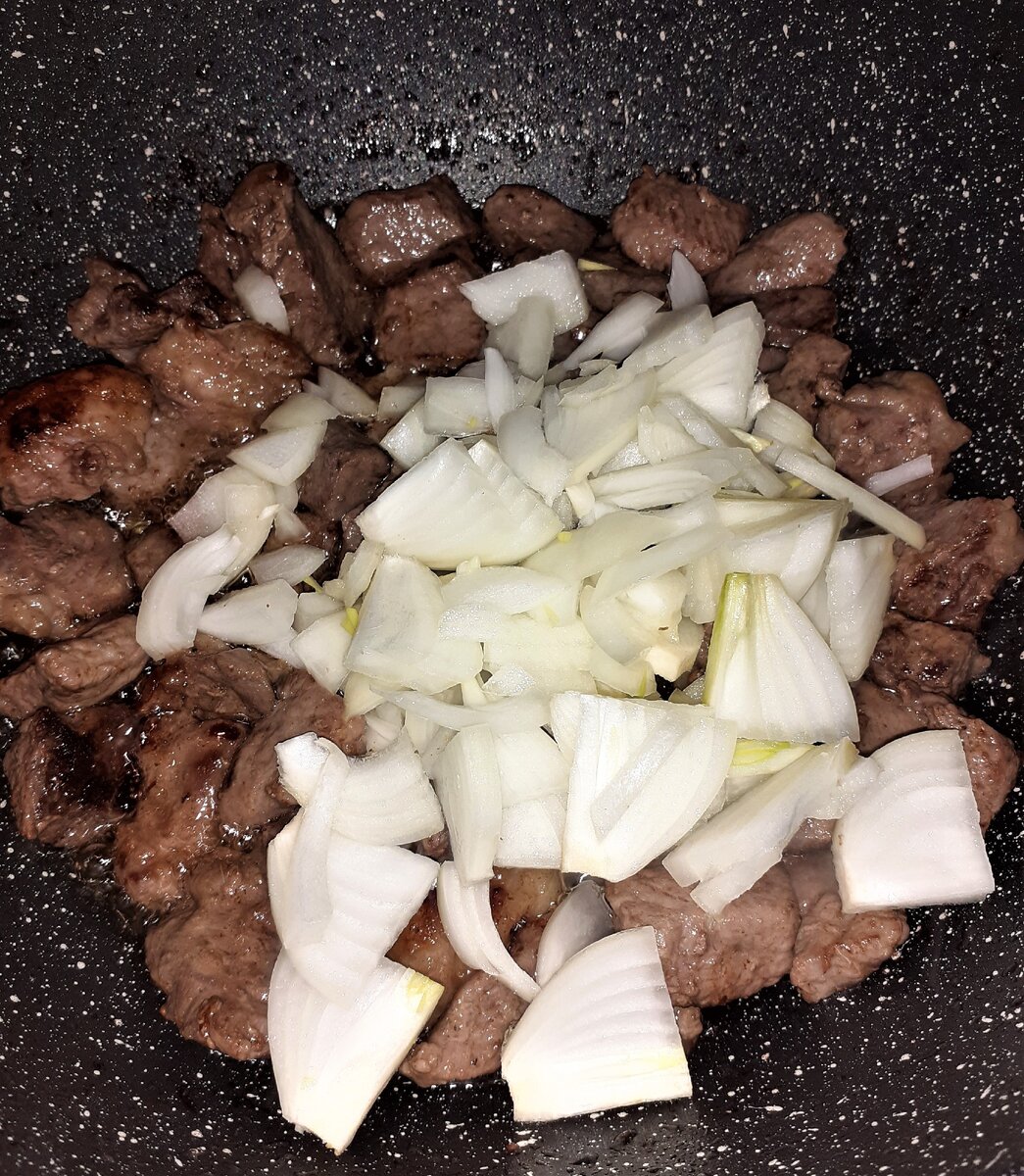 добавляю лук, обжариваю.