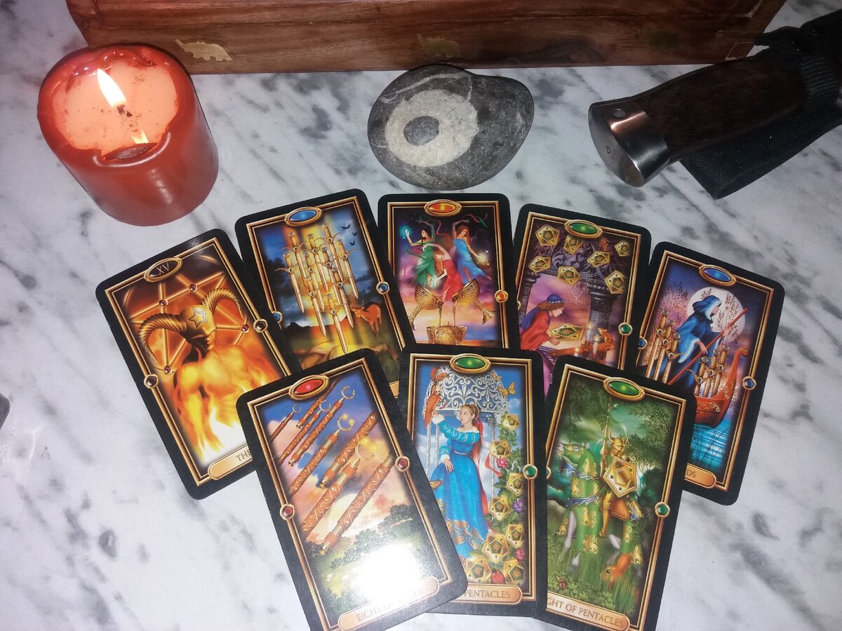 Все фото делаются в процессе расклада автором