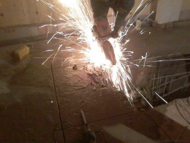 Фото: Сделали дверной проем  для лестницы на второй этаж в загородном частном доме без пыли в Московской области. Фото взято с сайта компании Буравчик Москва.