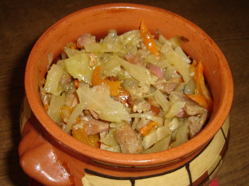 ИНГРЕДИЕНТЫ: ● 500 г куриного филе
● 400 г капусты
● 500 г картофеля
● 200 г болгарского перца
● 150 г моркови
● 150 г лука
● соль
● перец
● растительное масло

ПРИГОТОВЛЕНИЕ:
Из указанного количества ингредиентов получается 5 средних горшочков.Лук мелко покрошить.Морковь натереть на средней терке.Филе нарезать небольшими кусочками.Капусту мелко нашинковать.
У болгарского перца удалить семена, нарезать соломкой.Картофель почистить, нарезать кубиками или брусочками.Дно горшочков немного смазать растительным маслом.Выложить филе, посолить, поперчить.
На филе выложить капусту.На капусту выложить картофель, немного посолить, поперчить.
На картофель выложить лук.На лук выложить морковь.На морковь выложить перец.Налить немного воды (примерно 100 мл).Поставить в духовку.Тушить при температуре 200 градусов в течение 1 часа.
Готовое блюдо посыпать зеленью.