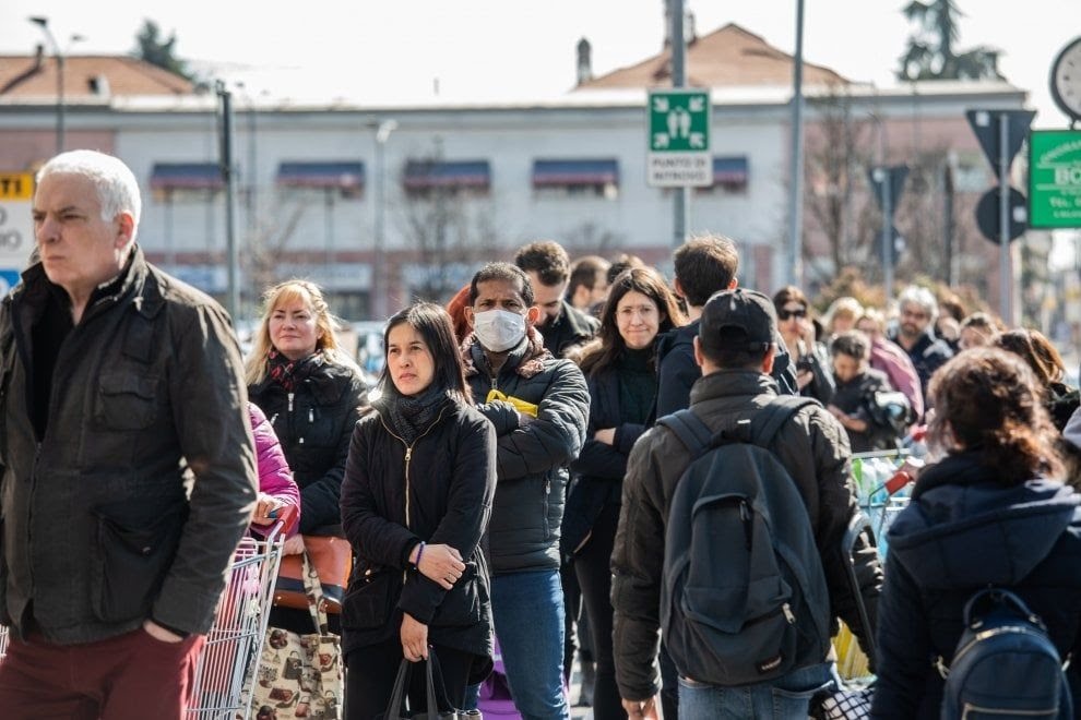 Очередь в супермаркет, фото взяты с сайта Repubblica.it
