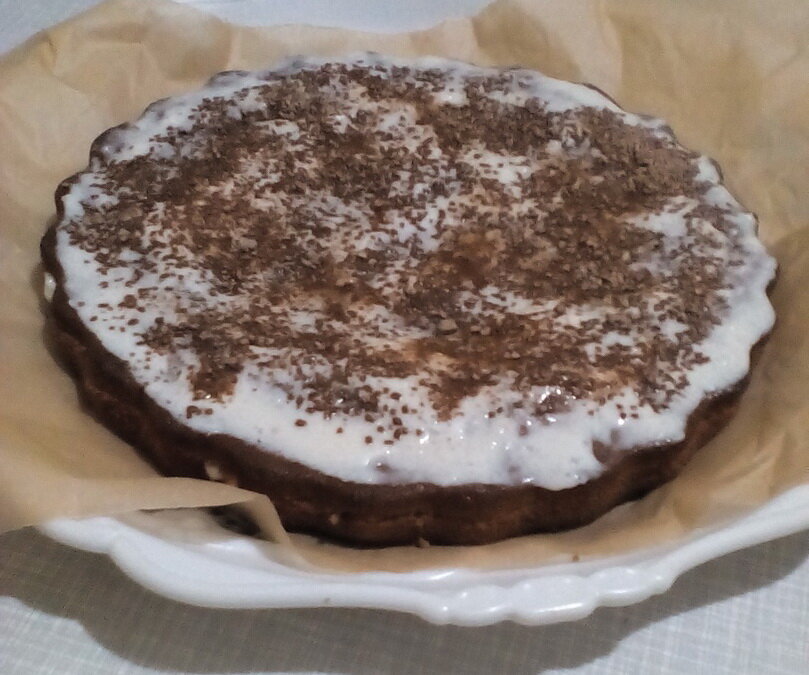 Вот такой быстрый и вкусный бисквитный тортик. Орешков не было, поэтому посыпала тёртым шоколадом. На всё приготовление ушло примерно сорок минут.