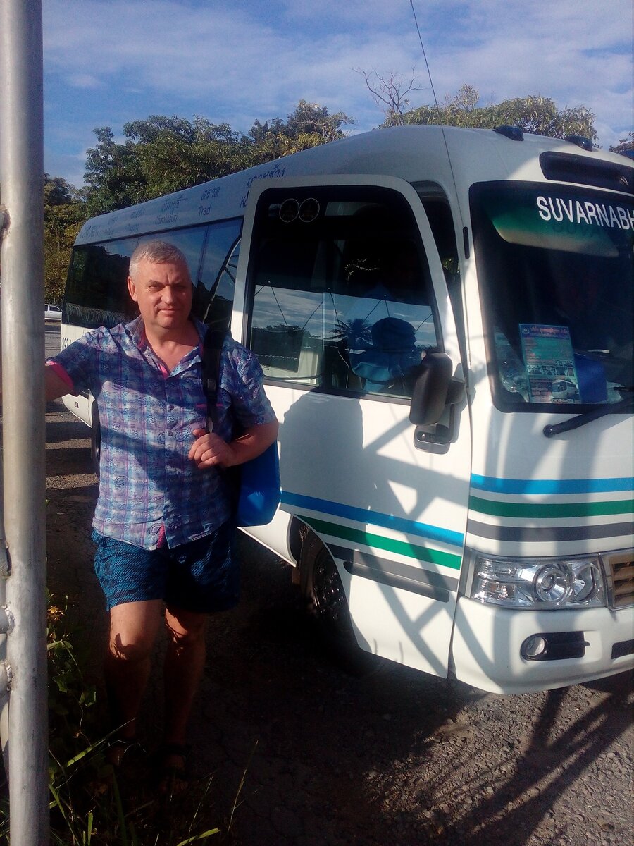 Такой автобус ходит с утра.