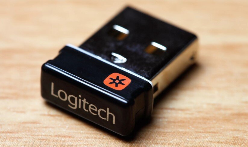 Адаптер Logitech Unifying. Его можно узнать по красному солнышку. Источник фото: Pleer.ru