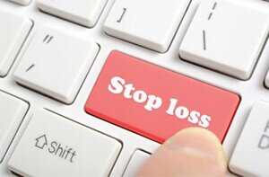 Стоп Лосс (Stop Loss – с англ. остановка потерь) – это рыночная заявка, которая автоматически закрывает сделку после достижения котировкой заданного уровня убытков. Он используется для страхования депозита от огромных потерь.