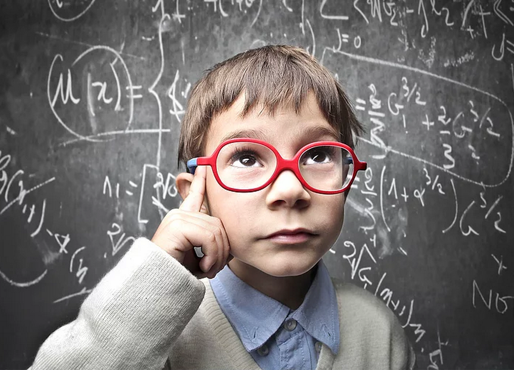 Школьник в очках. Самый умный телепередача. Сделай самый умный. Самый умный программа. Тина канделаки самый умный.