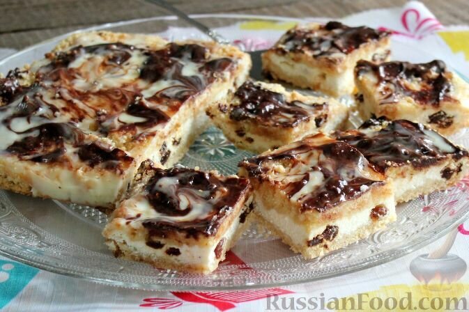 мука пшеничная, сахар, масло сливочное, разрыхлитель, творог, яйцо куриное, изюм, сметана, молоко сгущенное, сливки, молоко, шоколад