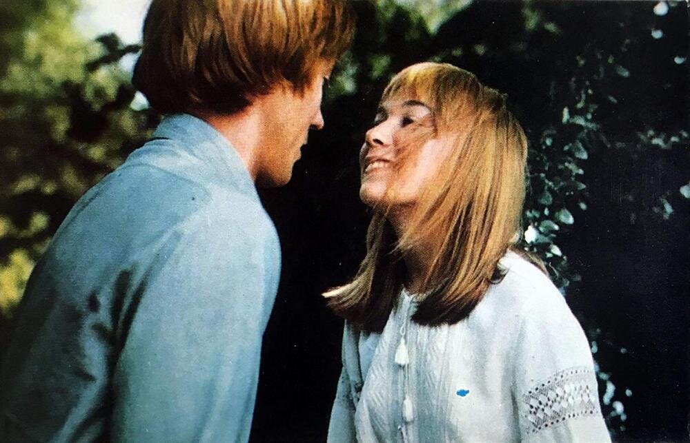 Мир любви - это царство поэзии, цветов и воздуха. Скриншот. Источник - YouTube.