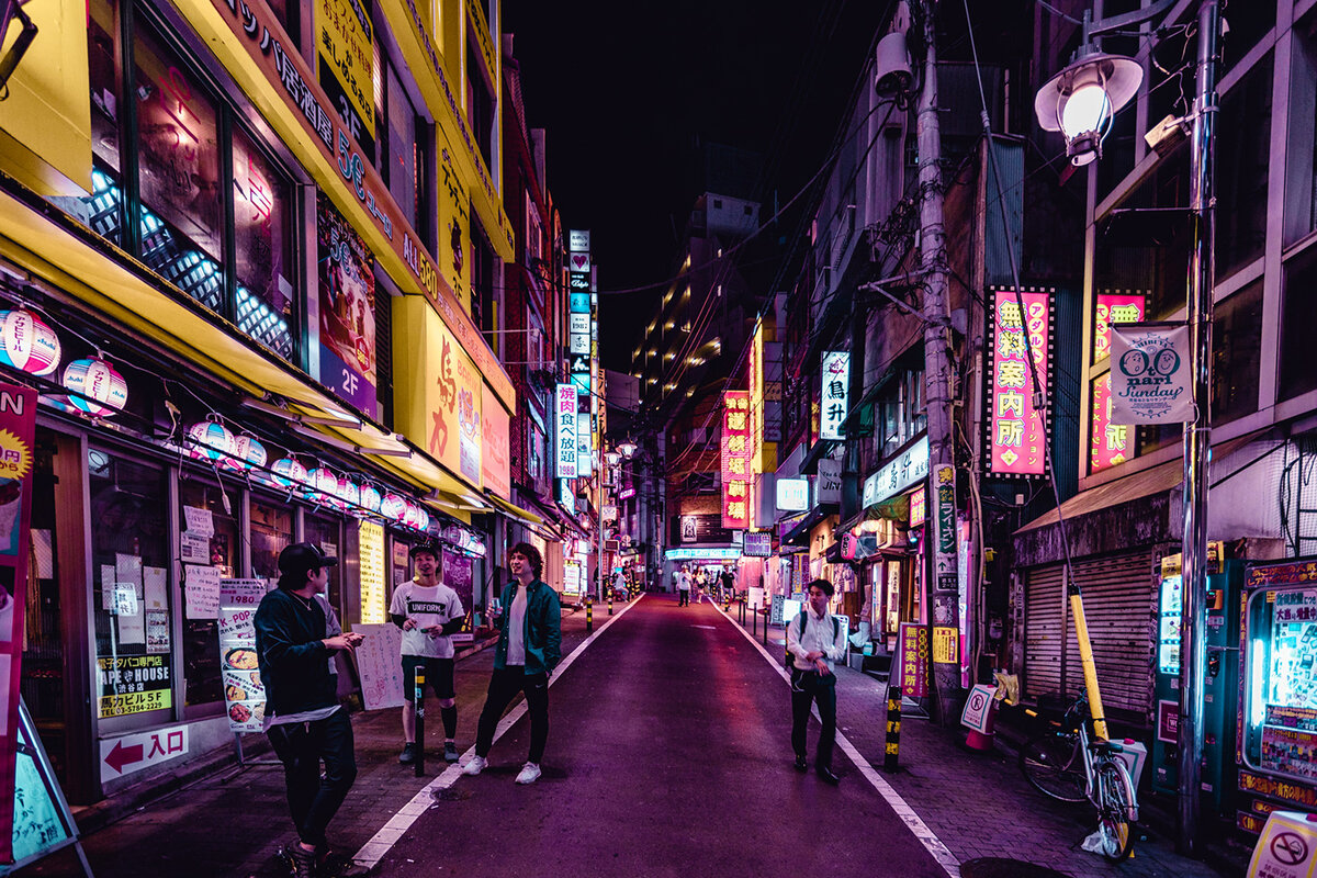 Около 200 пассажиров проходят регистрацию на вывозной рейс Токио — Москва, сообщает корреспондент РИА Новости из токийского аэропорта Ханэда.
Очередь к стойкам регистрации выстроилась задолго до ее начала. К ним проходят те, кто зарегистрировались на сайте госуслуг и получили уведомление. Тех, кого в списках нет, вынуждены отсеивать. В аэропорту работают сотрудники посольства России. 
"Мы прилетели в Японию 24 марта, билет был на 3 апреля. Улететь не удалось, жили в хостеле, потом в гостинице", — рассказала РИА Новости одна из пассажирок.

На вопрос о том, что заставило рискнуть и вылететь 26 марта в Японию, другая пассажирка сказала, что ее билет был невозвратный.
