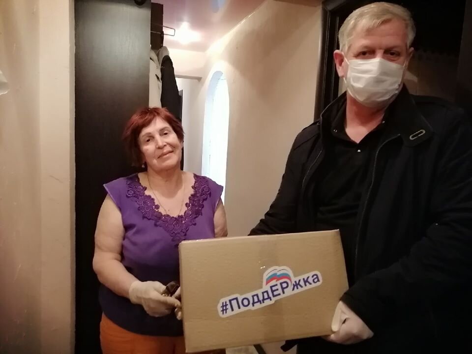 Глава города Воткинск Алексей Заметаев с коробкой ПоддЕРжка