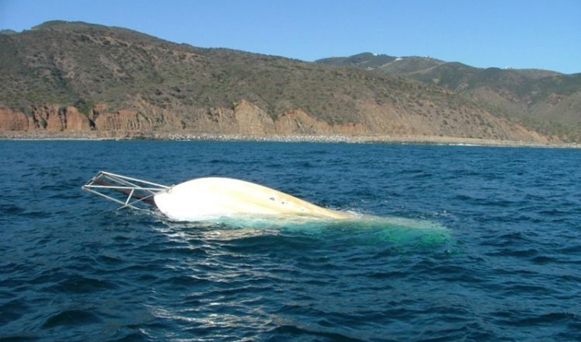 «Невероятно, что судно затонуло, не получив повреждений», – рассказывал спасатель Билл Хатчисон. И еще одна случайность: погружаясь, яхта снова перевернулась, так что легла на дно в «нормальном» положении. У «пловцов», которые оказались за бортом, не было спасательных жилетов и поясов. Но они смогли продержаться на воде два часа, пока их не подобрали проходящие мимо катером. Владельцы катера связались с береговой охраной, к месту катастрофы тут же была направлена группа аквалангистов.Прошло еще несколько часов. «Нам было известно, что одна пассажирка оставалась на борту, но обнаружить ее живой не надеялись, – продолжал Билл. – Можно было уповать лишь на чудо».