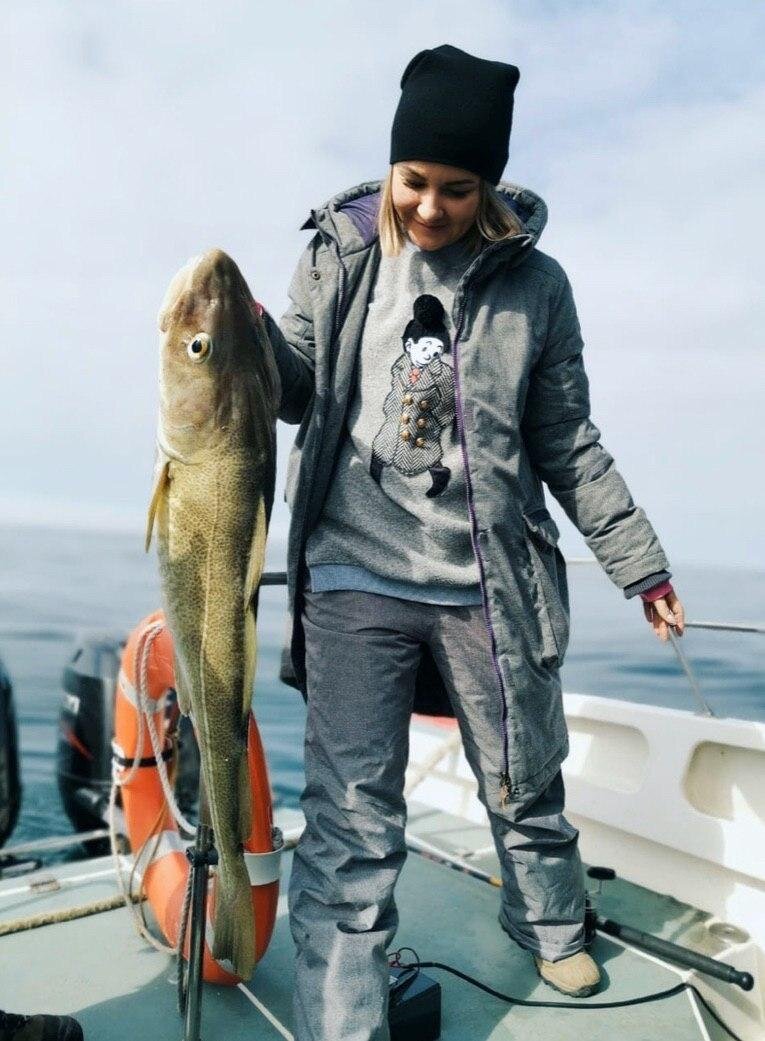 Жигалова — помощница главы администрации ЗАТО Александровск Мурманской области. Она решила похвастаться своим досугом и выставила в сеть фотографии с морской рыбалки на катере МЧС. А на дворе тем временем режим самоизоляции