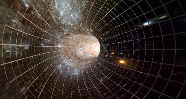 Черные дыры – это (как правило) сверхмассивные звездные объекты, которые стали настолько большими, что гравитация, которую они демонстрируют, поглощает сам свет, не позволяя чему-либо вырваться за горизонт событий (это черный диск, который вы видите вокруг черной дыры, а не сама черная дыра).  Горизонт событий — это пугающая часть, так как ничто не может убежать, оказавшись внутри. Даже если бы вы путешествовали со скоростью света, самой быстрой вещи в известной вселенной, вы не смогли бы избежать огромной гравитации черной дыры.  Но как только вы окажетесь внутри, куда вы пойдете? Некоторые теории утверждают, что черные дыры — это не просто зоны сокрушительной гравитации, а настоящие порталы в другие измерения. Вопрос о том, переживете ли вы путешествие в указанное измерение, остается спорным.   