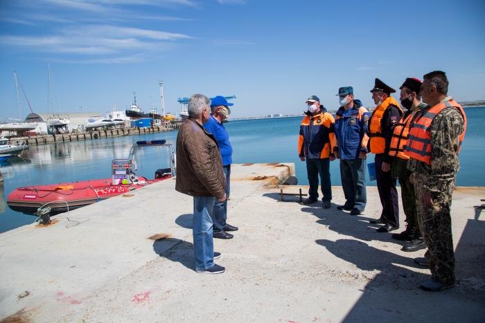 Отряды самоконтроля патрулируют даже море!