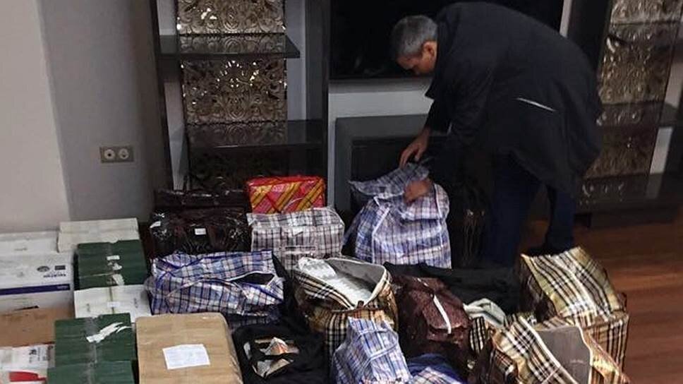 Денежные средства найденные в квартире полковника Захарченко. Фото с сайта: https://www.kommersant.ru/doc/3651277