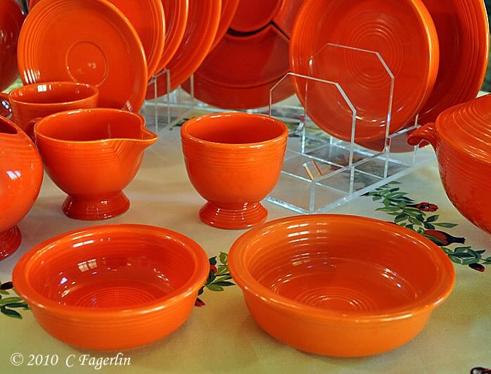 Фото взято из Яндекс.Картинки. Посуда, которя покрыта урановой глазурью.