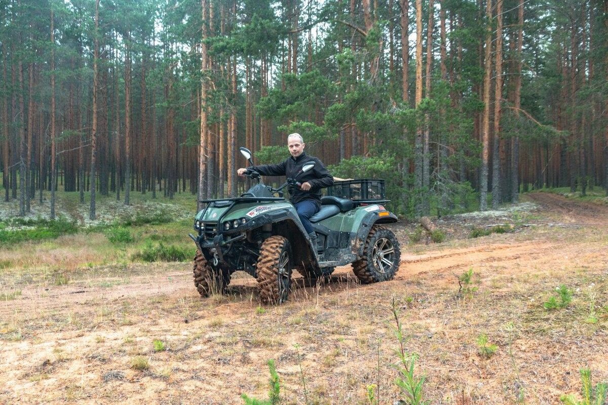 Сиськи на стеклянном столе