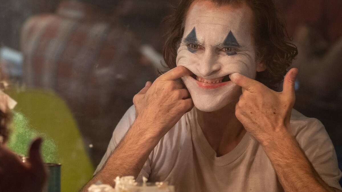 Герой Хоакина Феникса в фильме "Джокер" - прекрасный пример подавления истинных эмоций, когда печаль прячется под смехом.