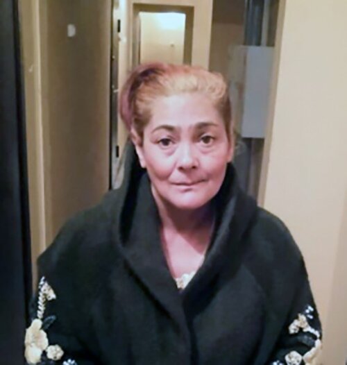 1 сентября в Октябрьский отдел полиции обратилась жительница Новосибирска, которая рассказала о совершённом в её отношении мошенничестве. 
По словам потерпевшей, около 15:00 на улице Гурьевской к ней подошла женщина цыганской внешности и обманным путём (под предлогом процедуры «гадания») завладела золотыми украшениями на общую сумму 25 тысяч рублей.

Подозреваемую задержали, ею оказалась ранее судимая за аналогичное преступление 49-летняя гражданка, сообщает пресс-служба ГУ МВД по Новосибирской области.

Возбуждено уголовное дело по ч. 2 ст. 159 УК РФ (Мошенничество). В настоящее время сотрудники уголовного розыска проверяют задержанную на причастность к аналогичным преступлениям. Всех, кто пострадал от действий подозреваемой, просят обратиться в полицию по телефонам: 232-17-51, 232-17-57.