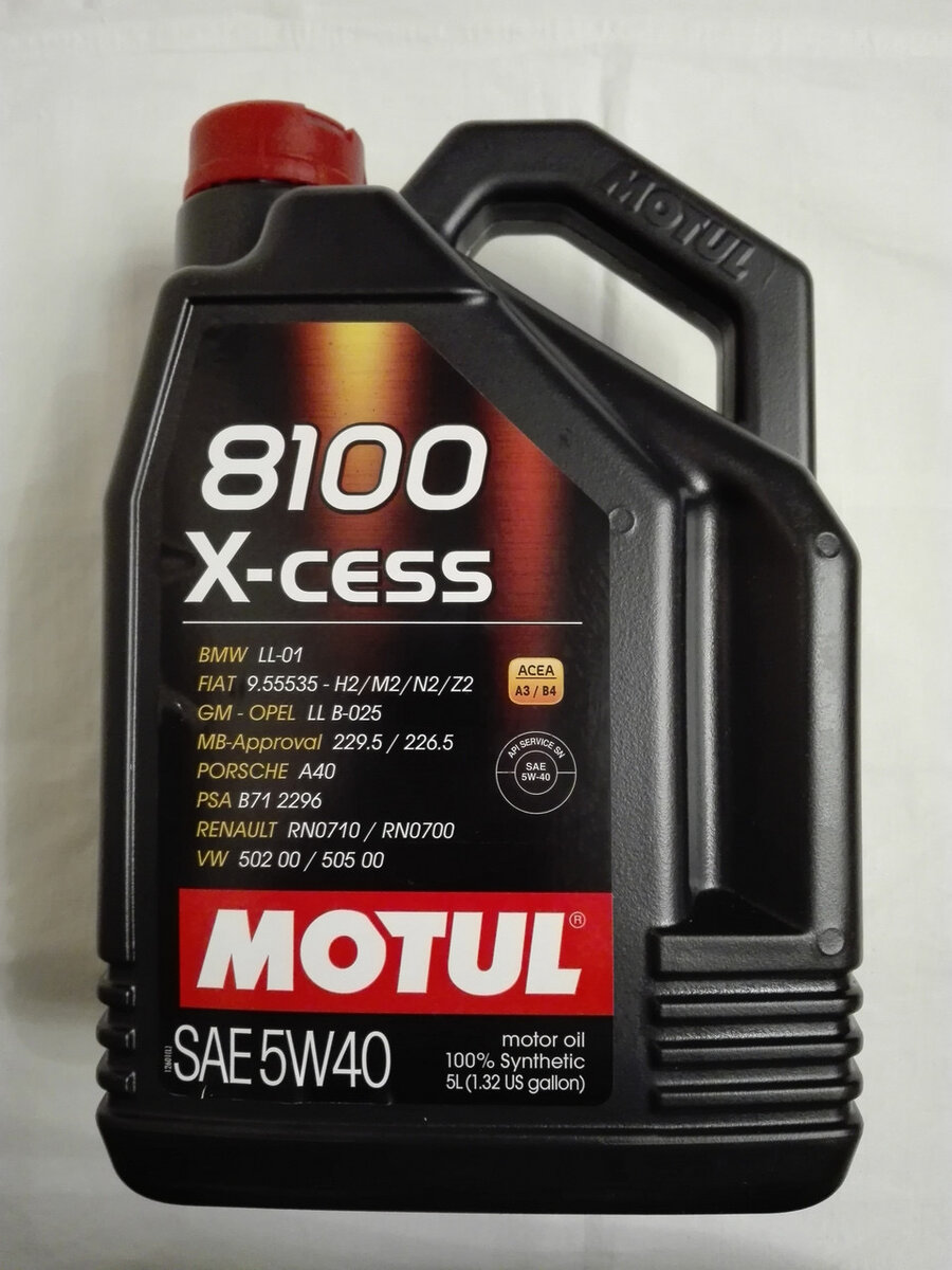Второе место занимает не мeнее качествeнное масло Motul 8100 X-cess 5W40 