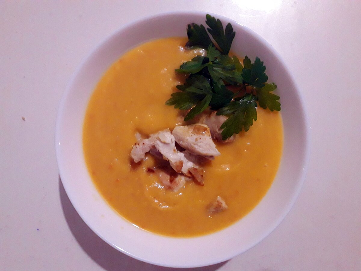 Суп-пюре тыквенный на коксовом молоке с жареной курицей и петрушкой сверху.
