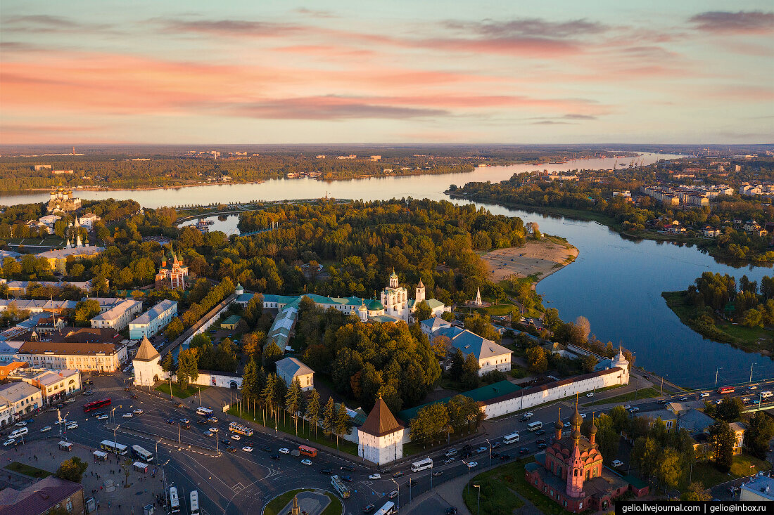 Много ярославль. Спасо-Преображенский монастырь Ярославль панорама. Золотое кольцо России Ярославль Спасо-Преображенский монастырь. Ярославль с высоты - столица золотого кольца. Спасо-Преображенский монастырь Ярославль вид сверху.