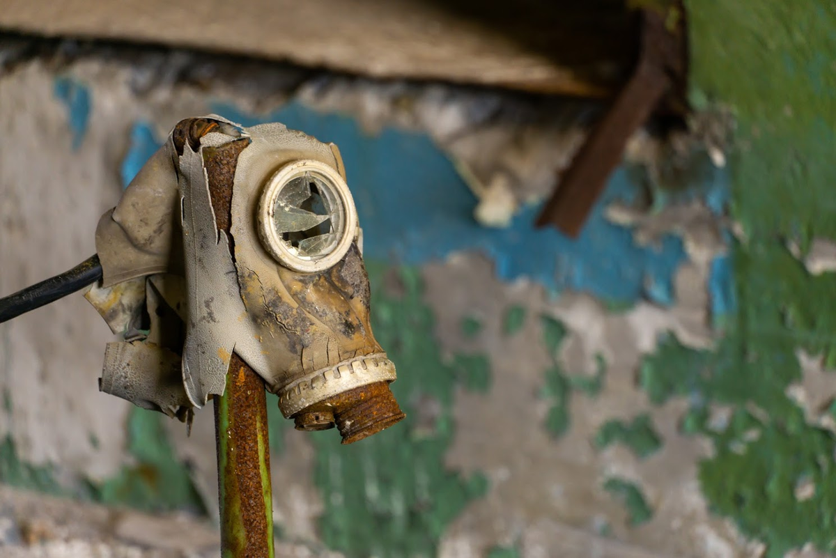 Старый противогаз в руинах Кольской сверхглубокой. Фото моё