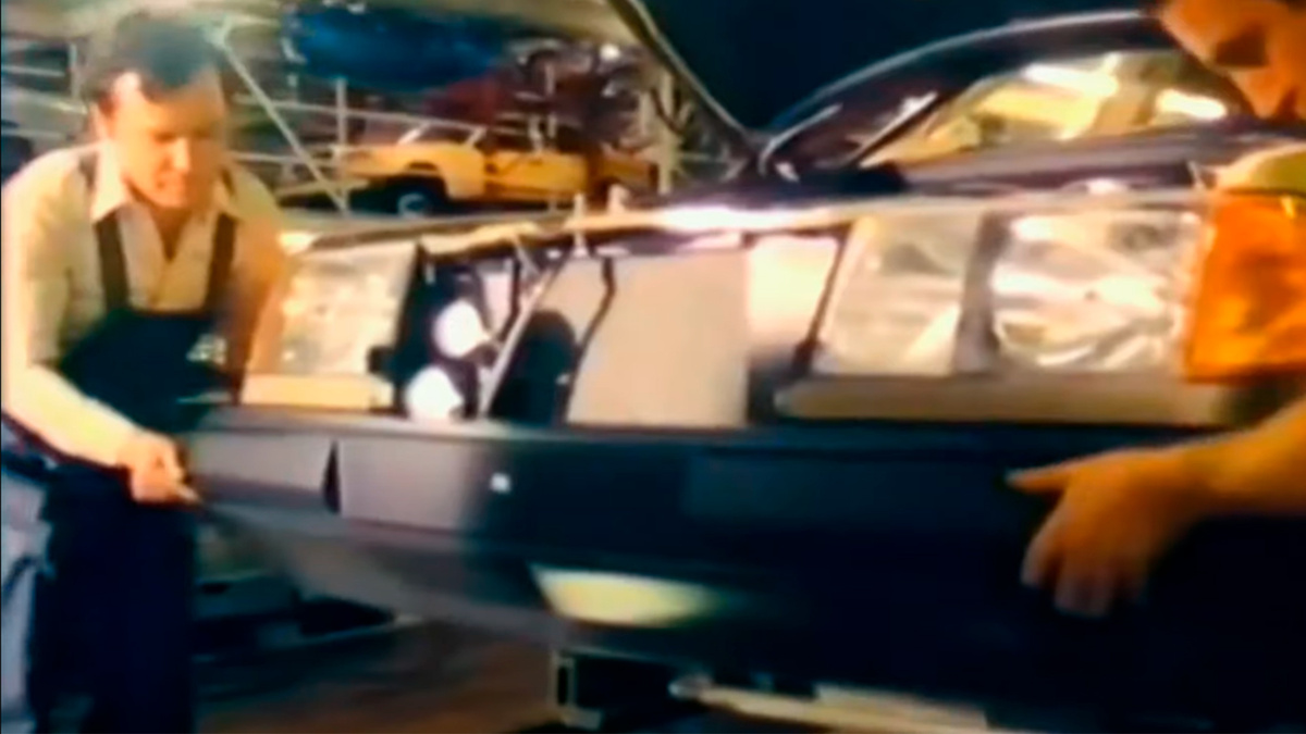 Процесс сборки Mercedes-Benz W124 500E