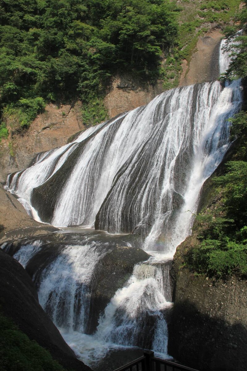 Так обычно выглядит водопад Фукуродо, легко и воздушно.