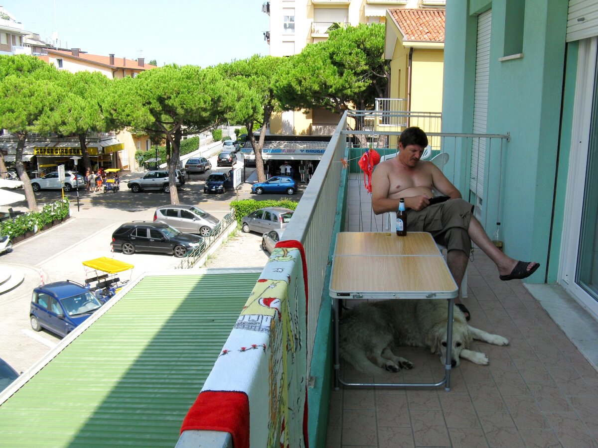Балкон в итальянском отеле был совершенно пуст, так что наш столик очень пригодился.