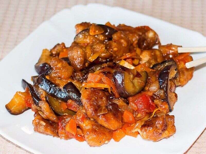 Рецепт баклажанов с карамельной корочкой. Баклажаны в карамельном соусе с хрустящей корочкой. Баклажаны в карамели по-китайски. Курица в кисло сладком соусе с баклажанами. Говядина в кисло-сладком соусе с баклажанами.