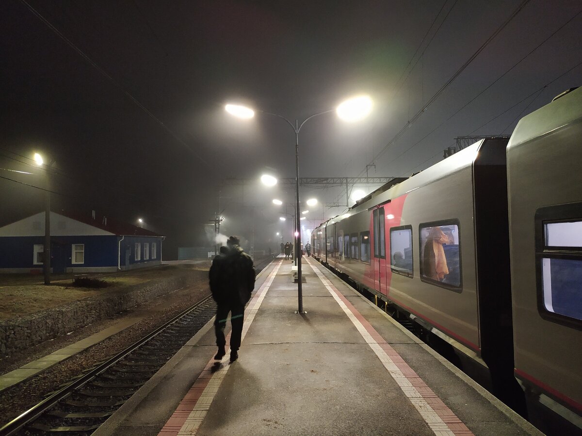 Ласточка считается пригородным поездом, электричкой, если по простому. Первый раз поехал на ней в 2012-ом