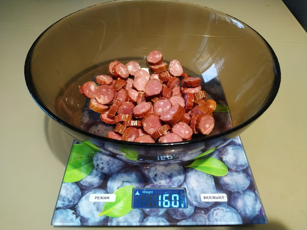 Шаг 1. Охотничьи колбаски нарезать колечками