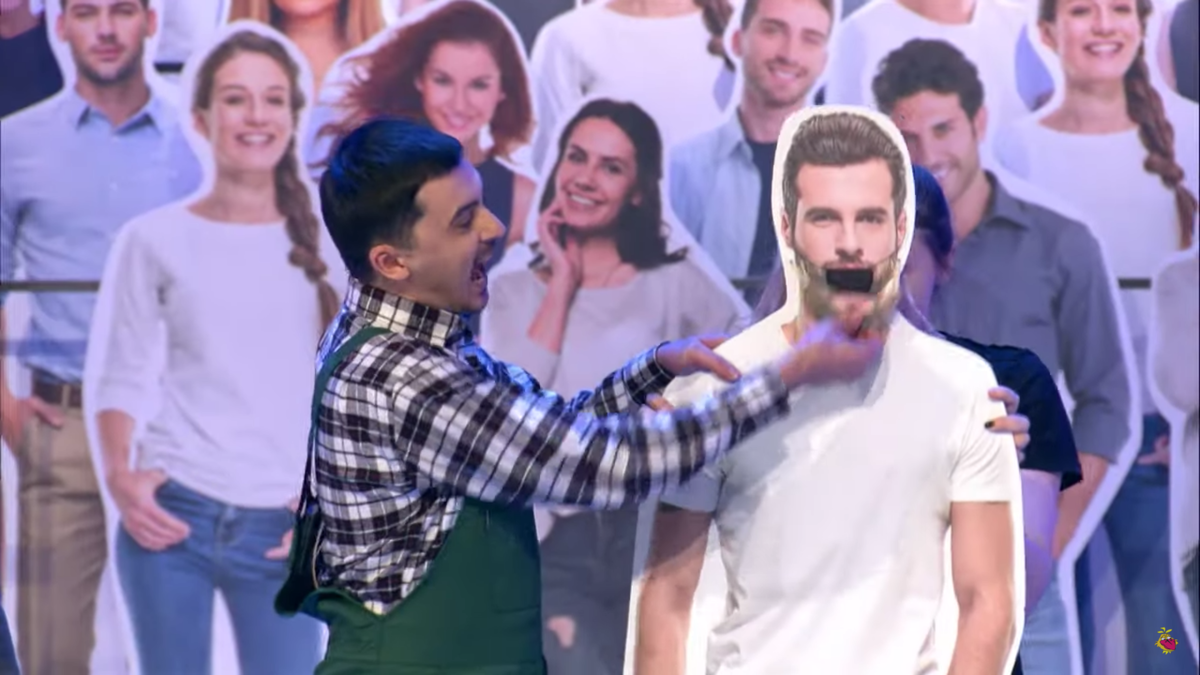 Вот так они смеяться должны