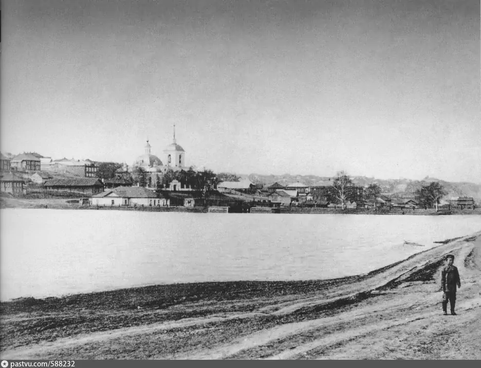 Мотовилиха в конце 19 века. Фото сделано со старого Соликамского тракта, который шёл "в горах" и поднимался в гору там же, где идёт сегодня улица Мостовая.