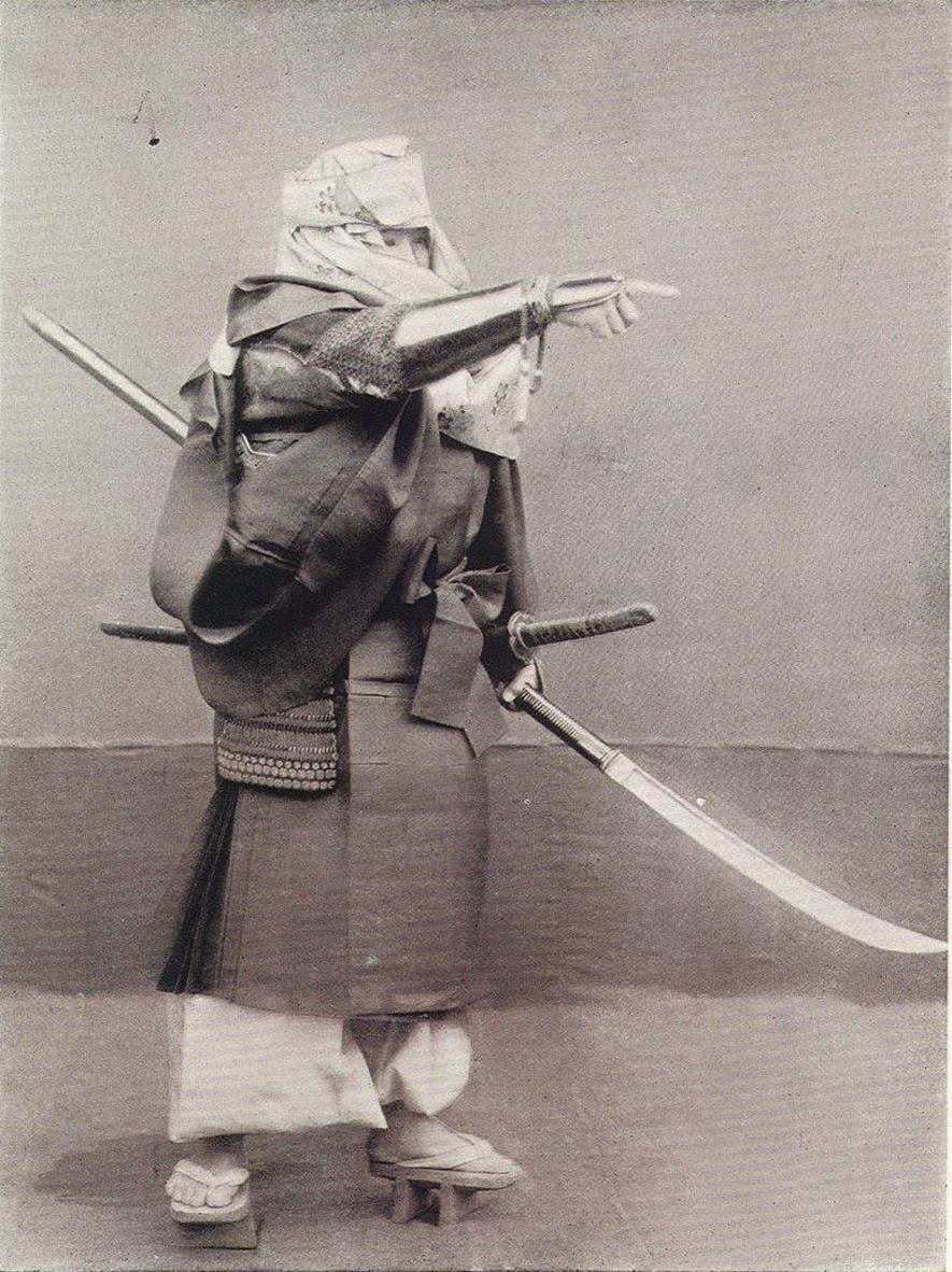 Сохэй - японский воин-монах. В руке - нагината, традиционное оружие сохэй
