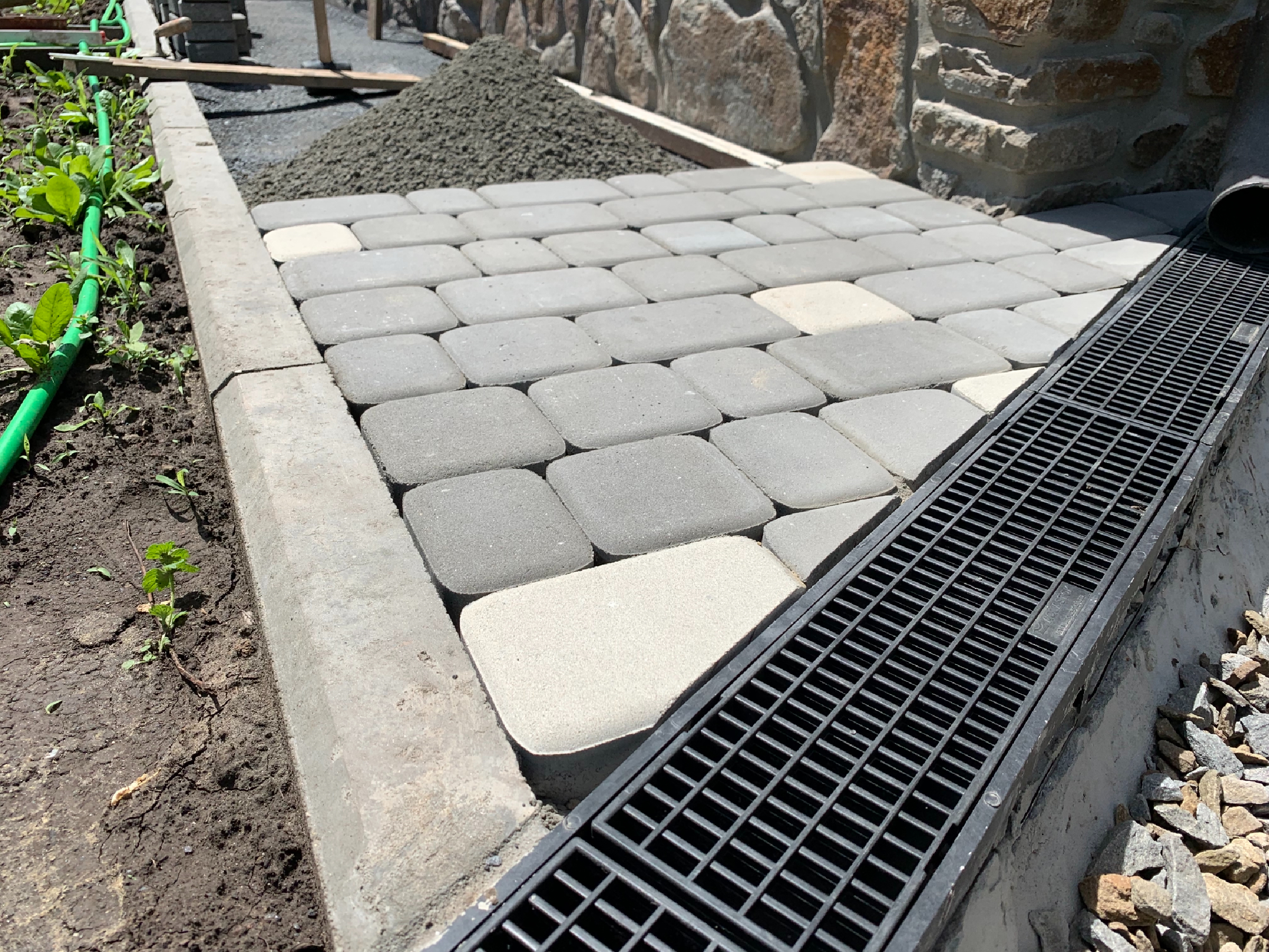 Отсев для укладки тротуарной. Отсев для тротуарной плитки. Укладка тротуарной плитки на отсев. Отсев для укладки тротуарной. Отсев для укладки тротуарной.