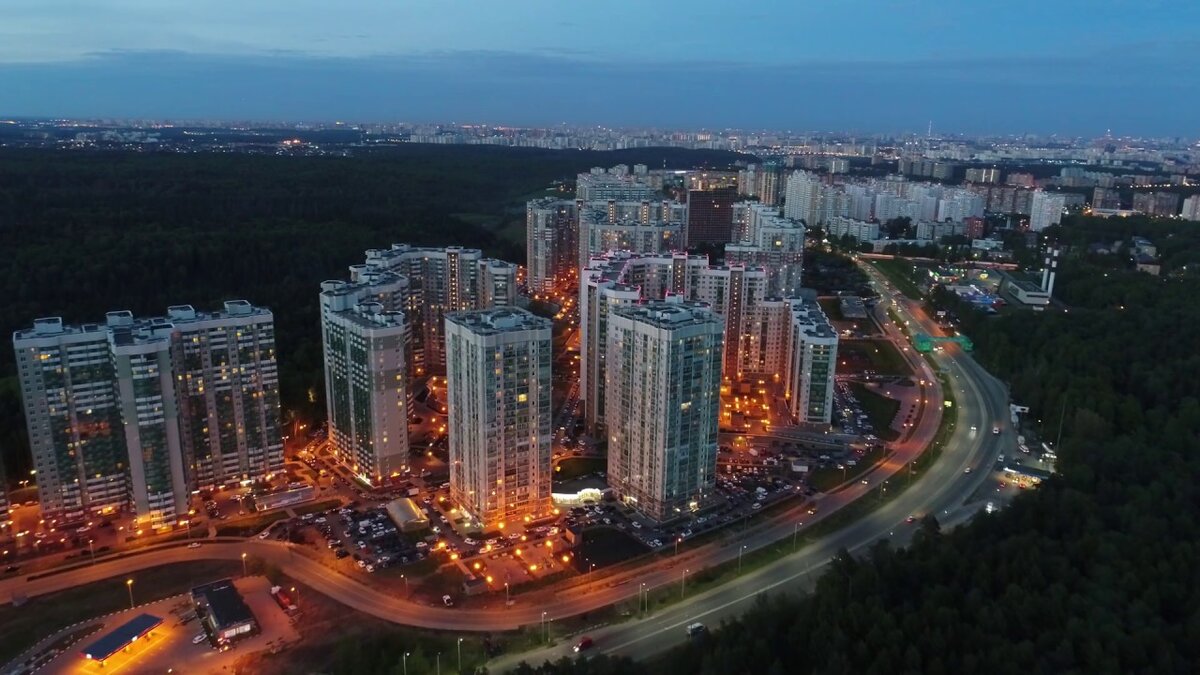 Ночной вид на жилой комплекс "Изумрудные холмы" 