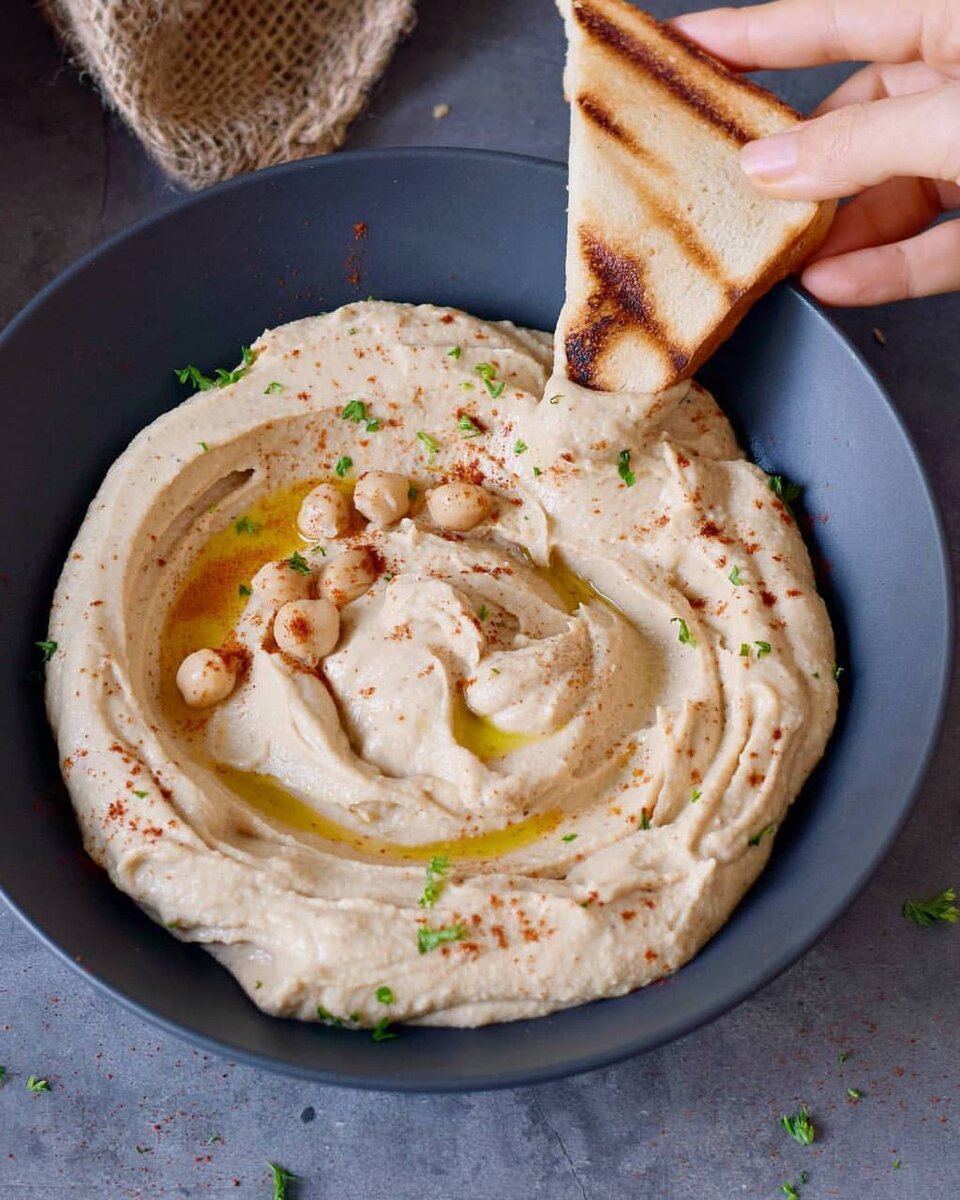 😮ПРОСТОЙ РЕЦЕПТ ХУМУСА 🔥
⠀
✅ Ингредиенты:
▪ 1 банка нута
▪ 60 г тахини
▪ 4 ст.л. лимонного сока
▪ 1/3 ч.л. соли
▪ 1/4 ч.л. молотого тмина
▪ 4 ст.л. растительного молока
▪ 2-3 зубчика чеснока
▪ 1/3 ч.л. пищевой соды
▪ паприка, свежая петрушка для сервировки
⠀
👩🏻‍🍳 Как готовить:
▶️ Промыть и слить консервированный нут, в средней кастрюле смешать с содой. Залить водой и довести до кипения на сильном огне. Варить около 15 минут. Промыть готовый нут холодной водой.
▶️ Смешать лимонный сок, чеснок, соль, тмин, 2 ст.л. растительного молока и тахини в блендере до однородности. Добавить нут и измельчать 1-2 минуты. Добавить оставшееся растительное молоко и измельчать еще 1-2 минуты.

❤️Приятного аппетита!❤️