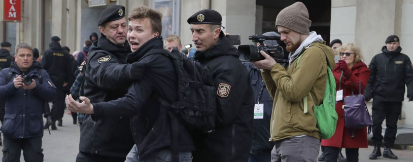 Фото из интернета. Задержание в Минском аэропорту? Или это иллюстрация "революционной деятельности"?