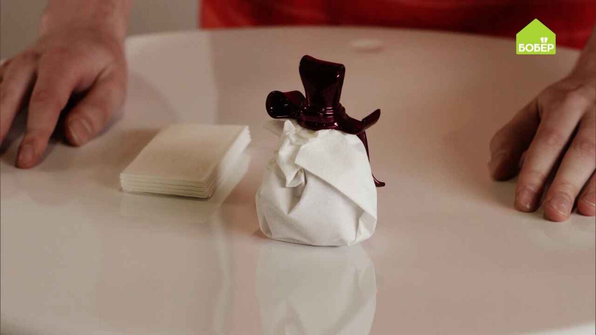 Чтобы придать постельному белью приятный запах, поместите в шкаф, в котором оно хранится, пустой флакон от духов, обернув его в носовой платок.