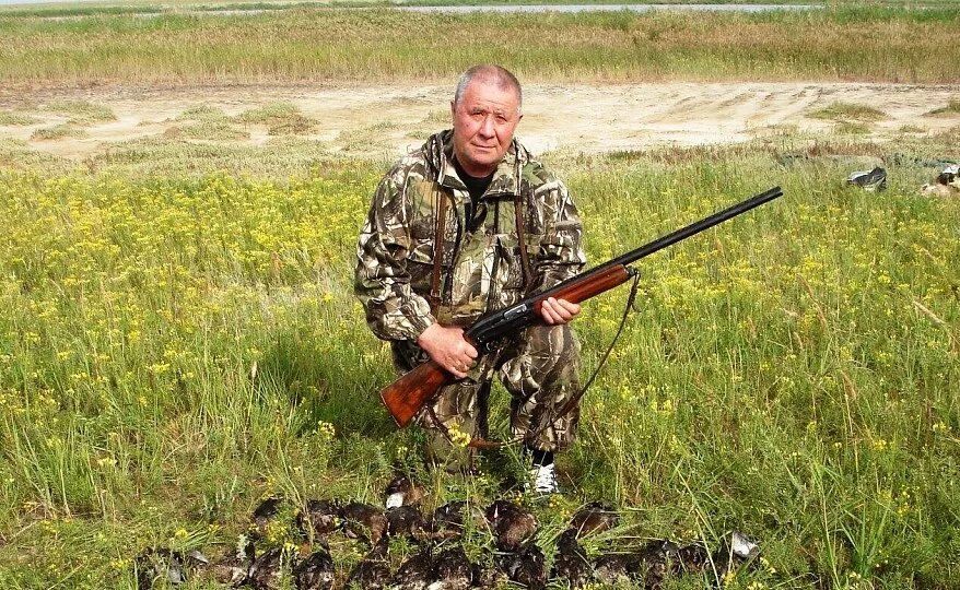 Вакансия охотник. Охотничьи байки. Охотник сидит с ружьем. Охотник с ружьем сидя. Дочь охотника
