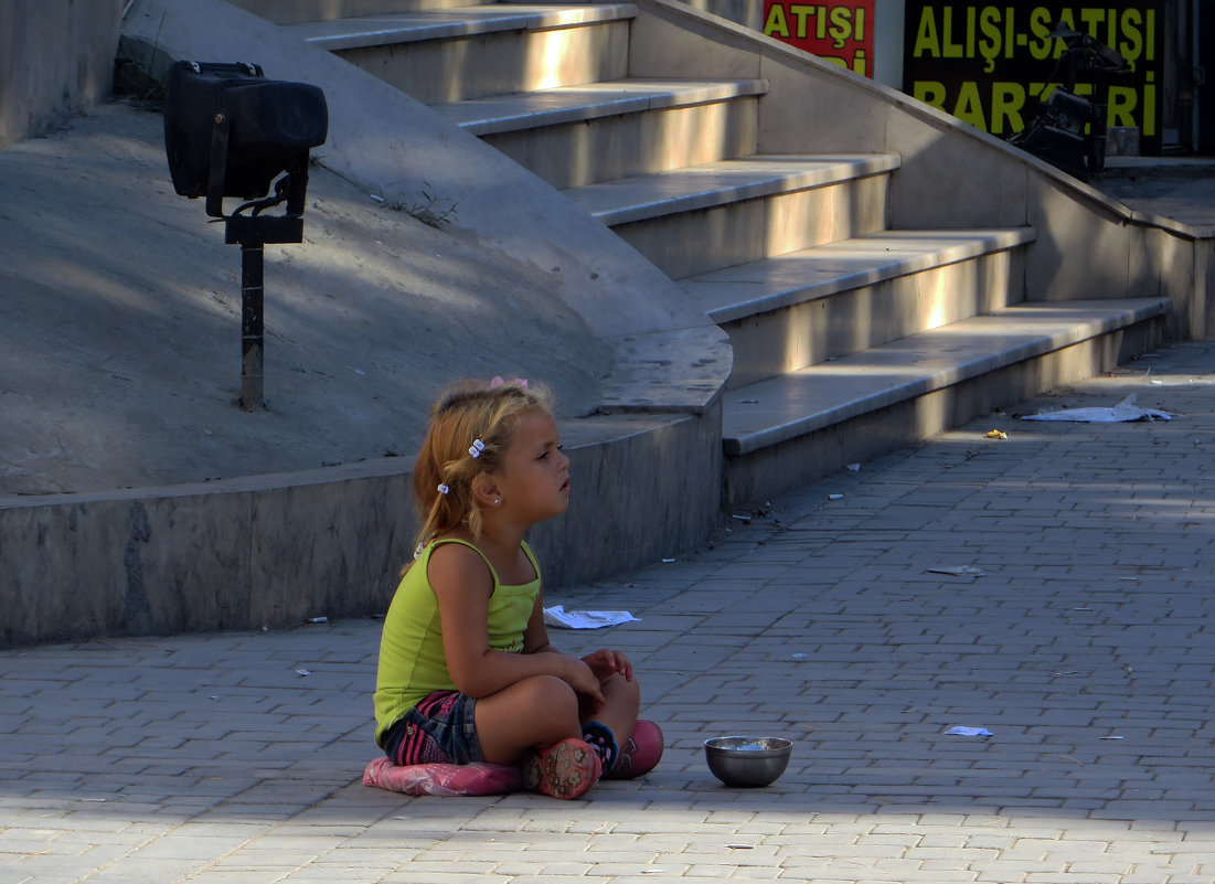 Девочка просит милостыню. Просит милостыню. Девочка просит милостыню. Девушка с табличкой. Девочка попрошайка.